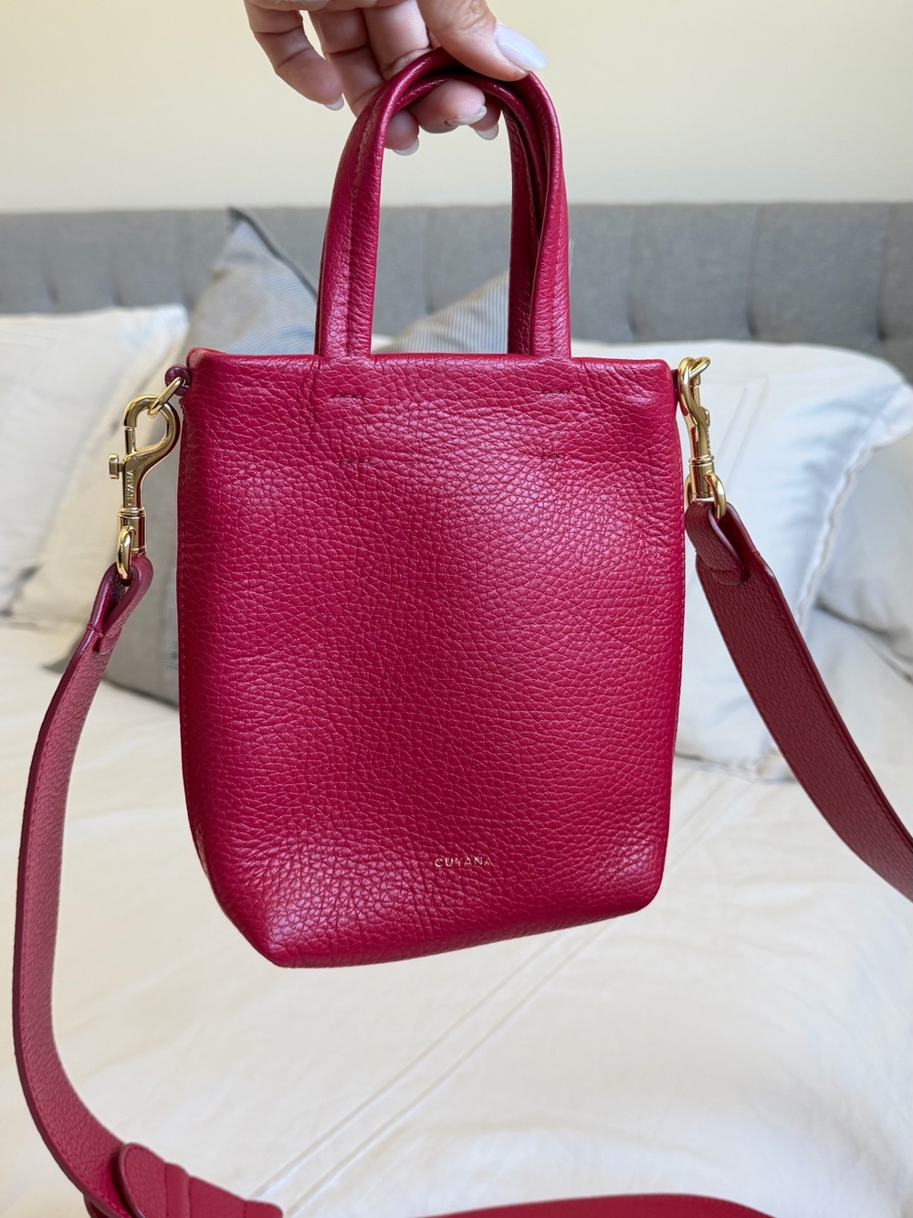 Cuyana Easy Phone Tote Raspberry - Picture 2 of 6